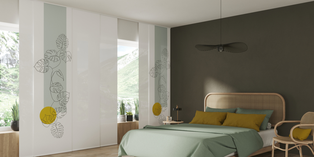 Ein Flächenvorhang. Grundfarbe weiß mit grünen Motiven. Passend zu den Farben im Schlafzimmer.