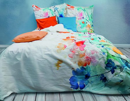 Sommerbettwäsche in Weiß mit Sommerblumendesign.